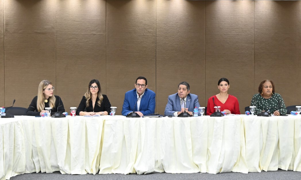 Miembros de la Comisión de Hacienda reciben a funcionarios
