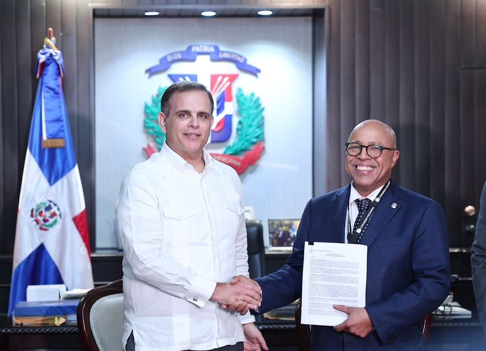El presidente de la Cámara de Diputados, Alfredo Pacheco, recibe proyecto de Reforma de Modernización Fiscal, entregado por Jochi Vicente