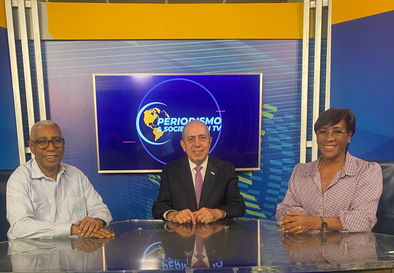 Doctor Juan Manuel Vargas, al participar como invitado al programa Sociedad y Seguridad Social que producen la licenciada Isabel Acevedo y Andrés Matos, de Periodismo y Sociedad