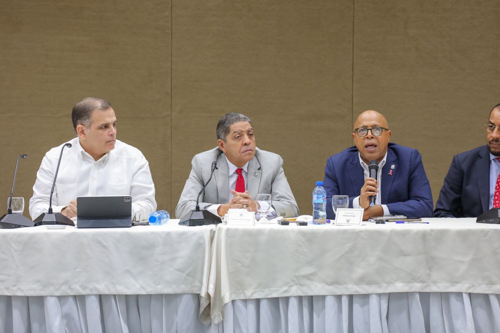Presidente de la Cámara de Diputados, Alfredo Pacho, el ministro de Hcienda Jochi Vicente y Frank Paulino presidente de la Comisión Peramente de Hacienda.
