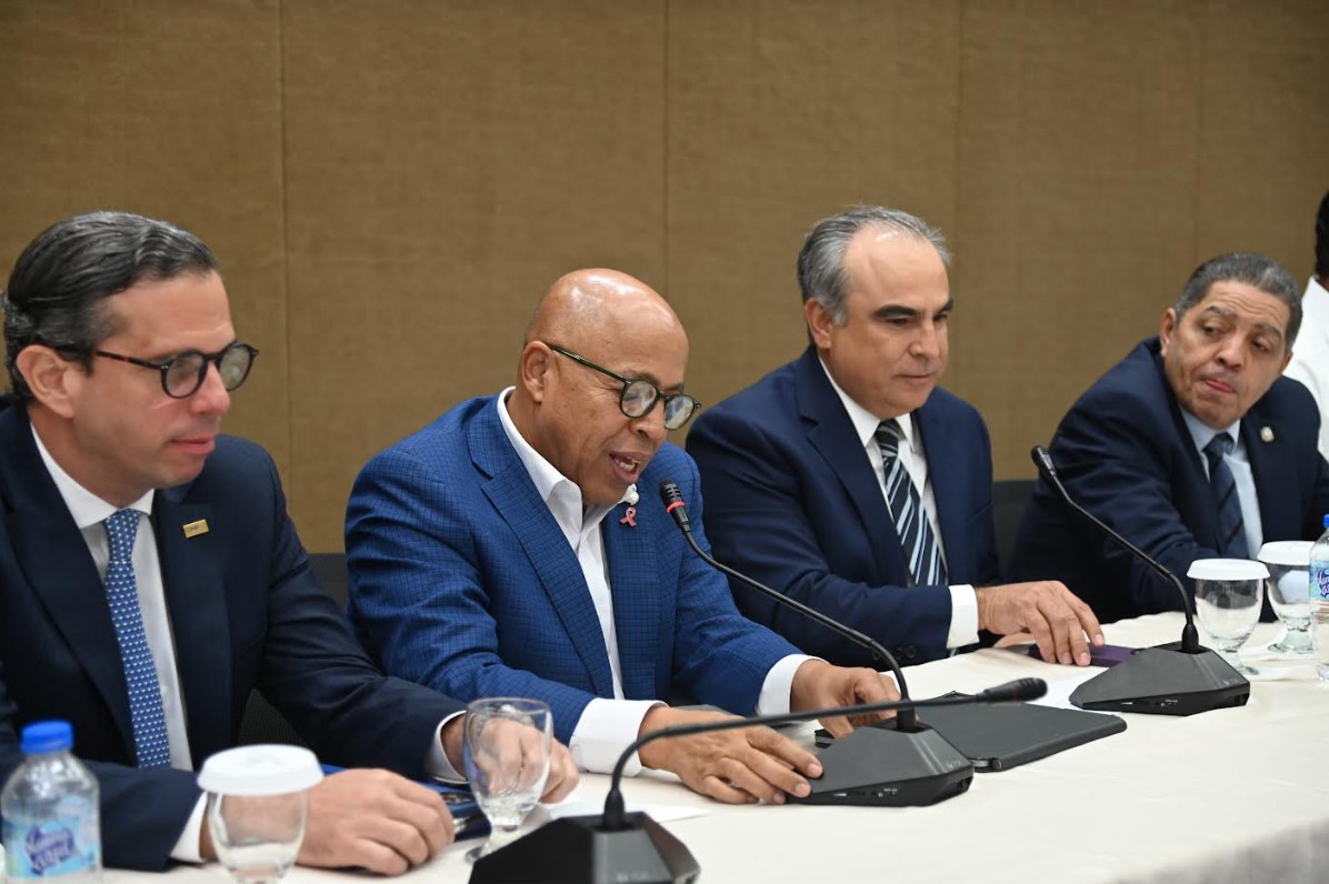 presidente de la Cámara de Diputados Alfredo Pacheco, junto Celso Juan Marranzini y César Dalgan del Conep y Francisco Paulino de la Comisión de Hacienda