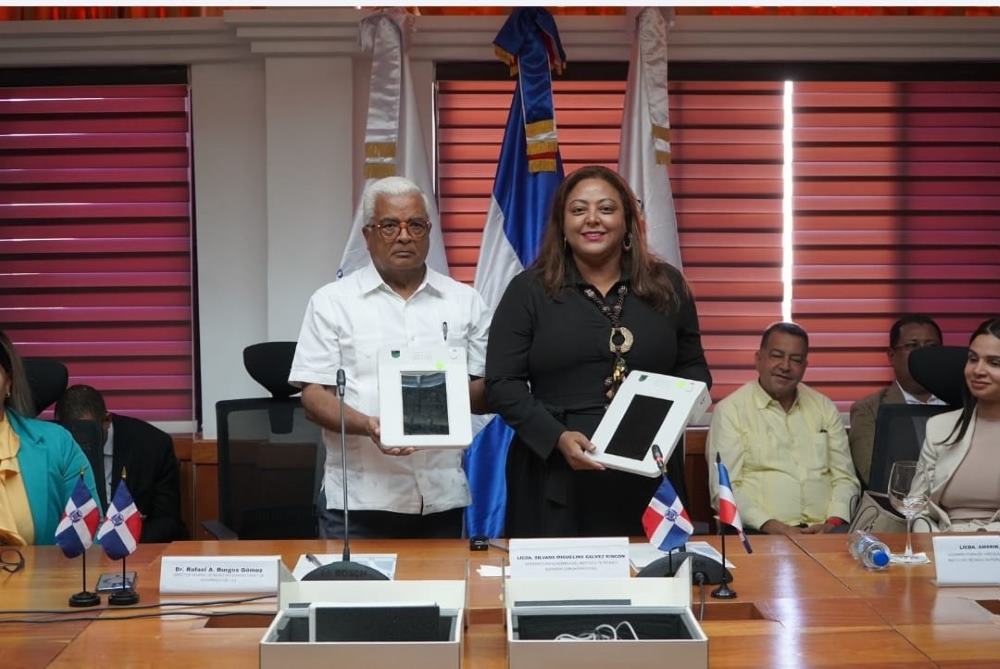 Silvana Gálvez Rincón, vicerrectora Académica del ITSC y en nombre del Dr. José Ramón Holguín Brito