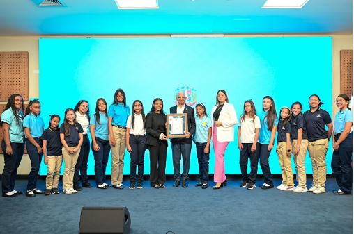 Presidente del Senado Ricardo de los Santos es reconocido por sus aportes a la educación de las niñas dominicanas