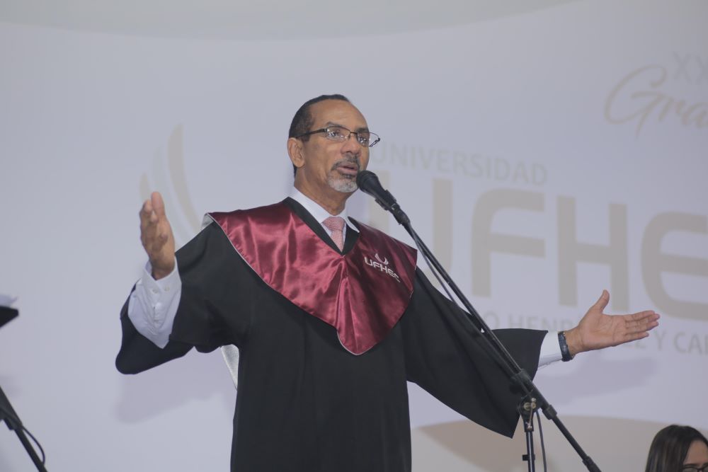 El rector de la Universidad Federico Henríquez y Carvajal (UFHEC), Alberto Ramírez