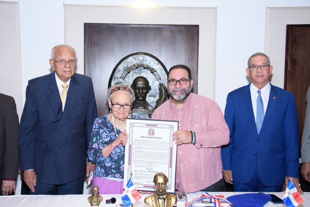 El senador Ramón Rogelio Genao entrega pergamino de reconocimiento Rhina Polonia Espaillat