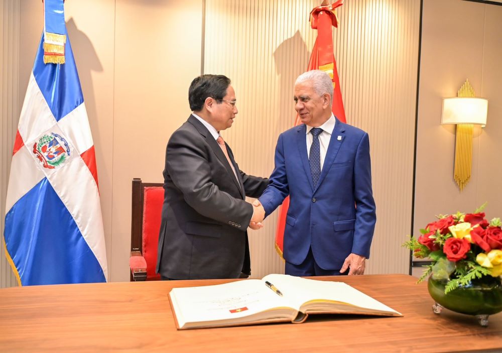 Presidente del Senado Ricardo de los Santos y el primer ministro de Vietnam, Pham Minh Chinh