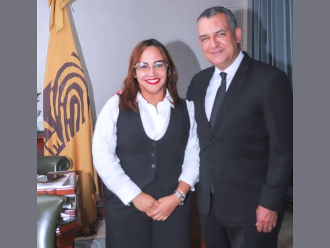 Suedi Leon y  el presidente de la Junta Central Electoral, Román Jáquez, quien fue ratificado en el cargo ayer en el Senado.