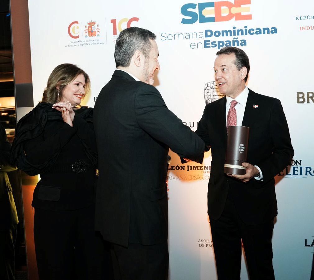 Entrega de la botella oficial del Ron ADOPRON al Ministro de Industria y Comercio, Ito Bisonó, por su respaldo a la industria