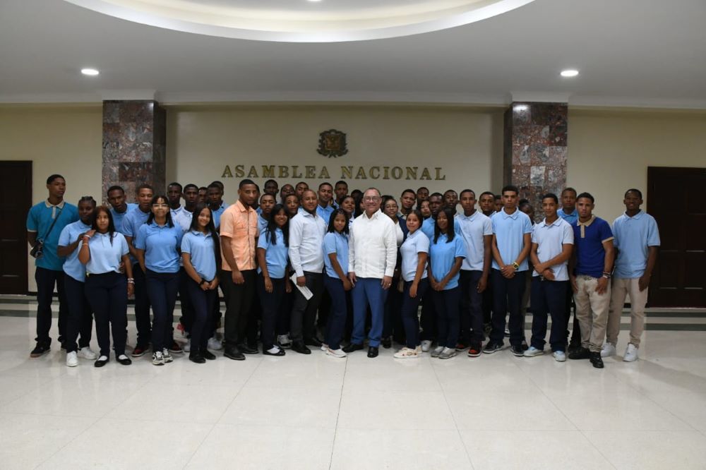 Senador de Elias Piña con estudiantes de su provincia