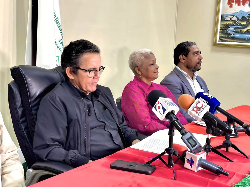 Tito Hernanenfdez encabeza ruedad de prensa del ANPA