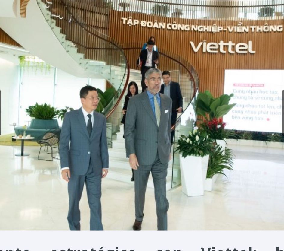 Miguel Mejía junto al señor Dao Xuan Vu