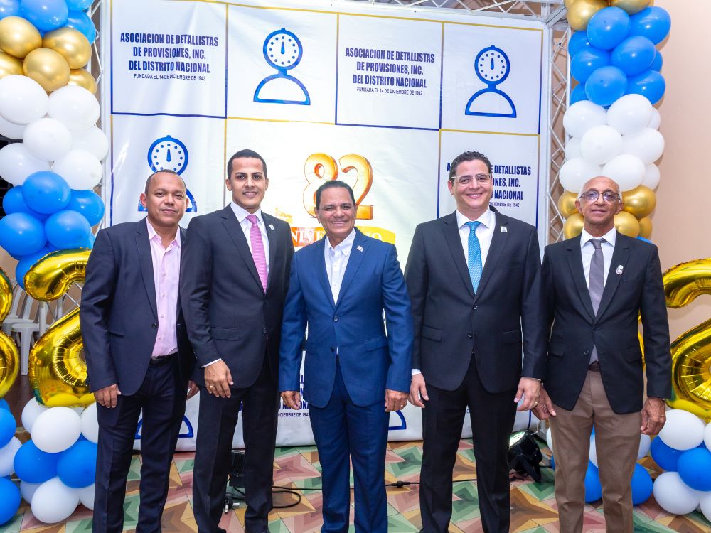 Antonio Tejeda, Ariel Troncoso, Jorge Morales, Viceministro de Industria y Comercio, Félix Peña, presidente de la Asociación de Detallistas de Provisiones del DN y el presidente de Fenacodep, Domingo Colón, durante el acto de aniversario.