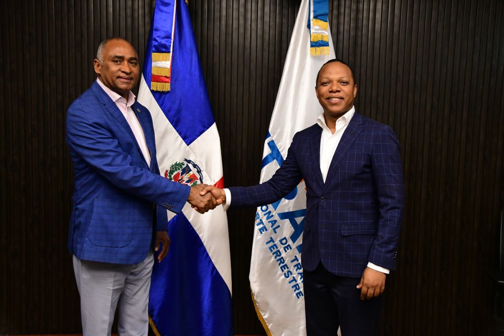 El senador por Peravia, Julito Fulcar y el director ejecutivo del Instituto Nacional de Tránsito y Transporte Terrestre (INTRANT), ingeniero Milton Morrison