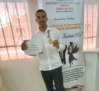 Educación en SDE otorga el galardón al Mérito Estudiantil a Engels Solano Rosa