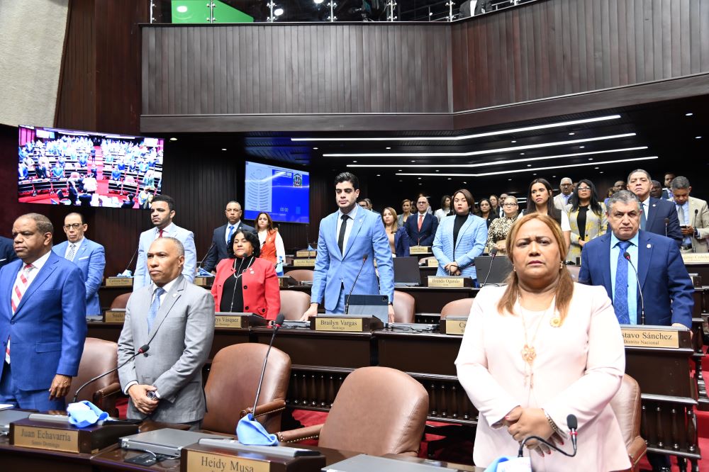 Diputados guardan minuto de silencio