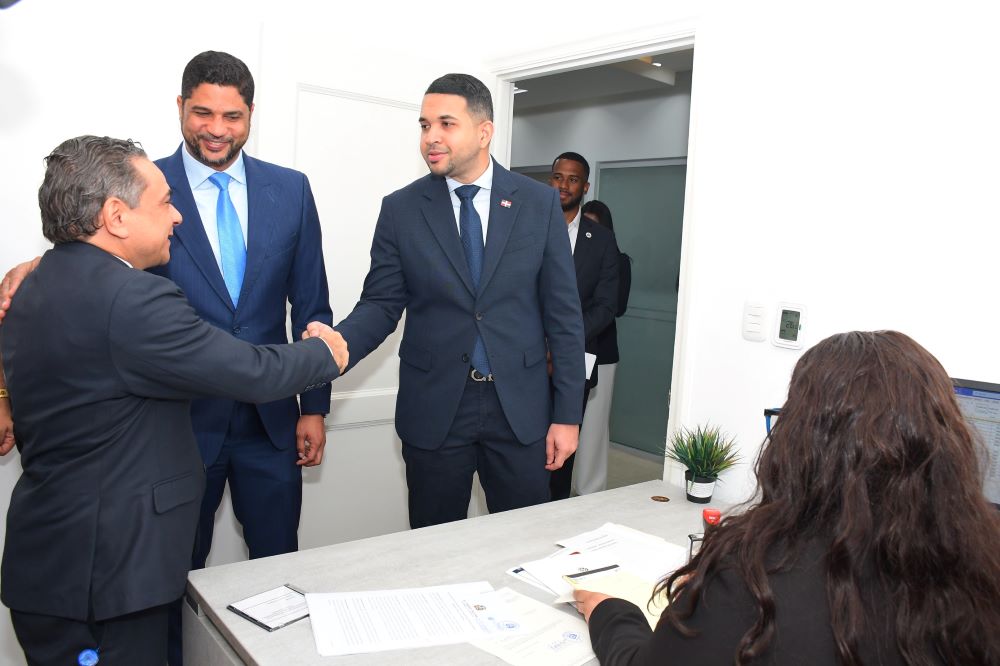 El senador Gustavo Lara Salazar junto al ministro de la Juventud Carlos Valdez, presenta proyecto de ley para el desarrollo laboral juvenil.