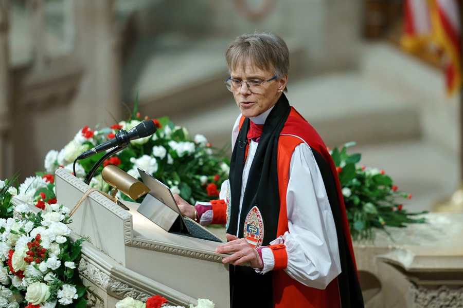 La obispa episcopaliana Mariann Edgar Budde, durante la ceremonia. EFE/EPA/Will Oliver