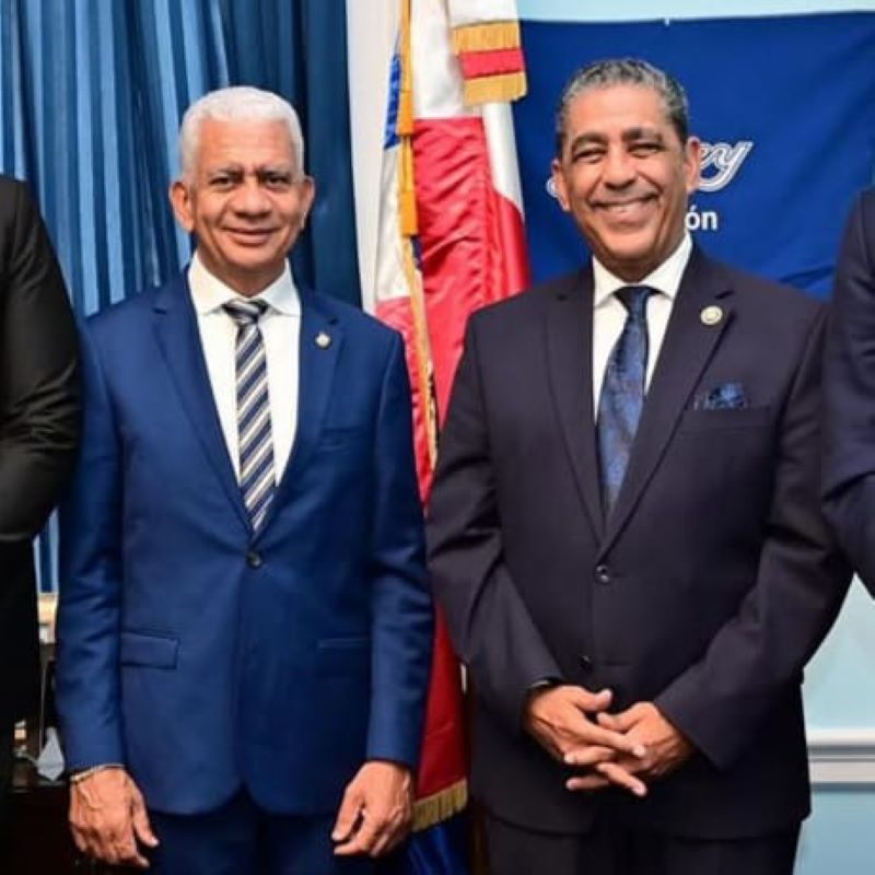 Presidente del Senado Ricardo de los Santos junto al congresista Adriano Espaillat