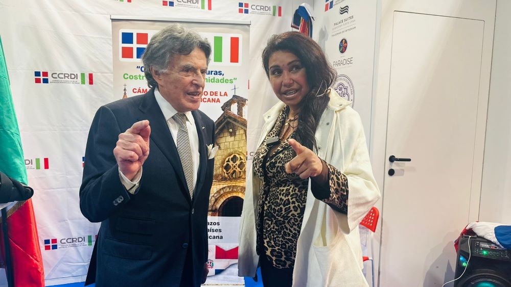 Giuseppe Gentile, expropietario de Air Italy, junto a Nancy Polanco, presidenta de la CCDI