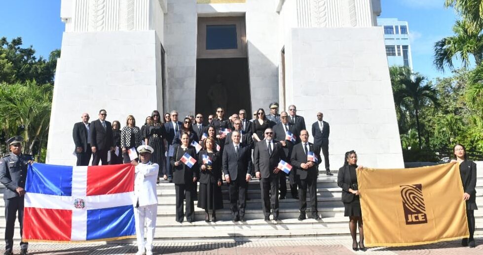 Miembros de la JCE depositan una ofrenda floral en el Altar de la Patria, en honor a los héroes de la Independencia Nacional, durante la conmemoración del 181 aniversario de la independencia de la República Dominicana.