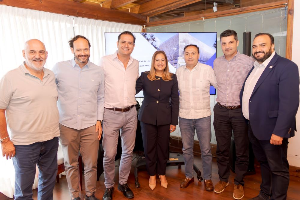 Empresariado junto VP Alaver Irlonca Tavarez