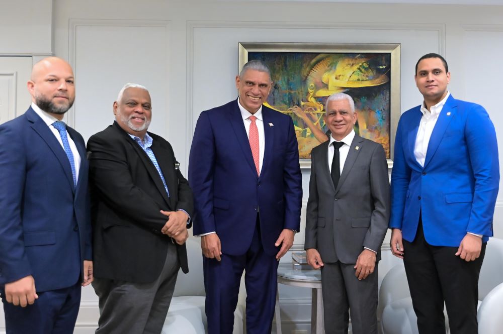 El presidente del Senado, Ricardo de los Santos, recibió este lunes la visita del cónsul dominicano en la ciudad de New York,