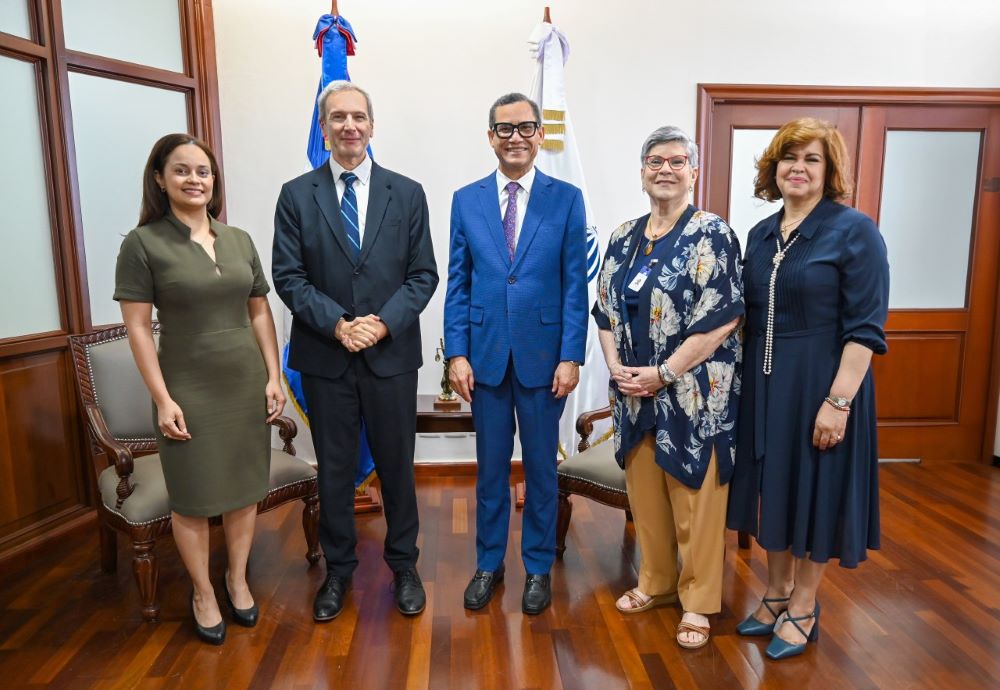 Eddy Olivares recibe visita del director subregional de OIT