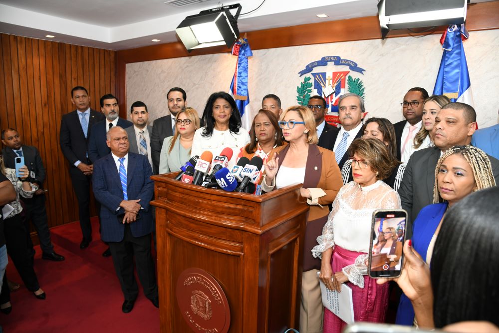Diputada Soraya Suárez recibió un proyecto de ley del Código Penal respaldado por la sociedad civil y un grupo de legisladores de diferentes partidos políticos.