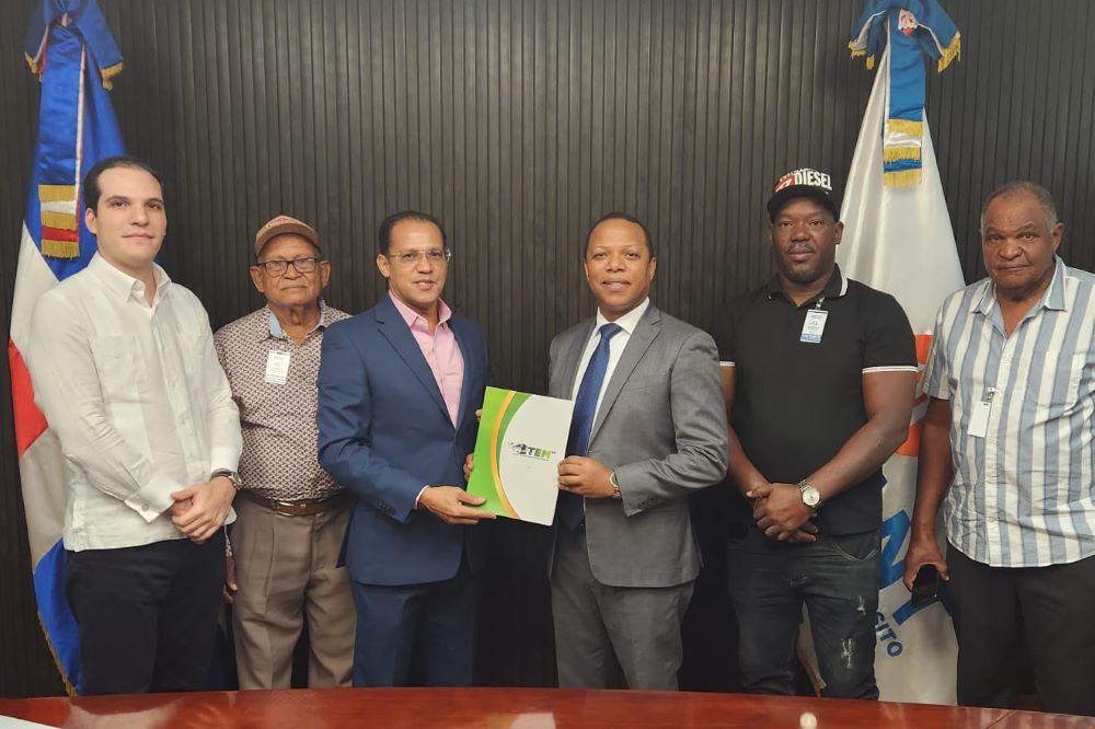 Fenacho entrega a Intrant proyecto sobre electromovilidad para inserción de autobuses eléctricos en corredores del Gran Santo Domingo