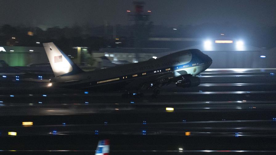 El avión presidencial, con el mandatario Donald Trump a bordo, despega desde el Aeropuerto Internacional de Palm Beach, el domingo 16 de marzo de 2025, en Palm Beach, Florida. (AP Foto/Manuel Balce Ceneta)