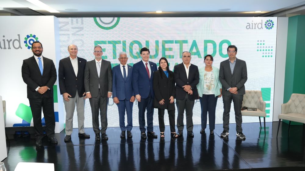 Viceministro de Desarrollo Industrial del MICM, Fantino Polanco; José Luis Venta, miembro de la Directiva Nacional AIRD; Mario E. Pujols, vicepresidente ejecutivo de la AIRD; Presidente del Senado, Ricardo de Los Santos; presidente de la AIRD, Julio V. Brache, Marcela Rodríguez, Celso Juan Marranzini, presidente del Conep; Adriana Quintero y Juan Camilo Montes.