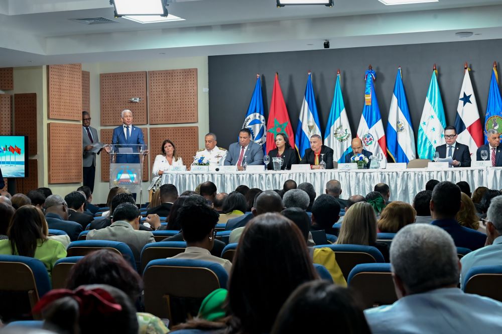 Presidente del Senado, Ricardo de los Santos se dirige a los presentes