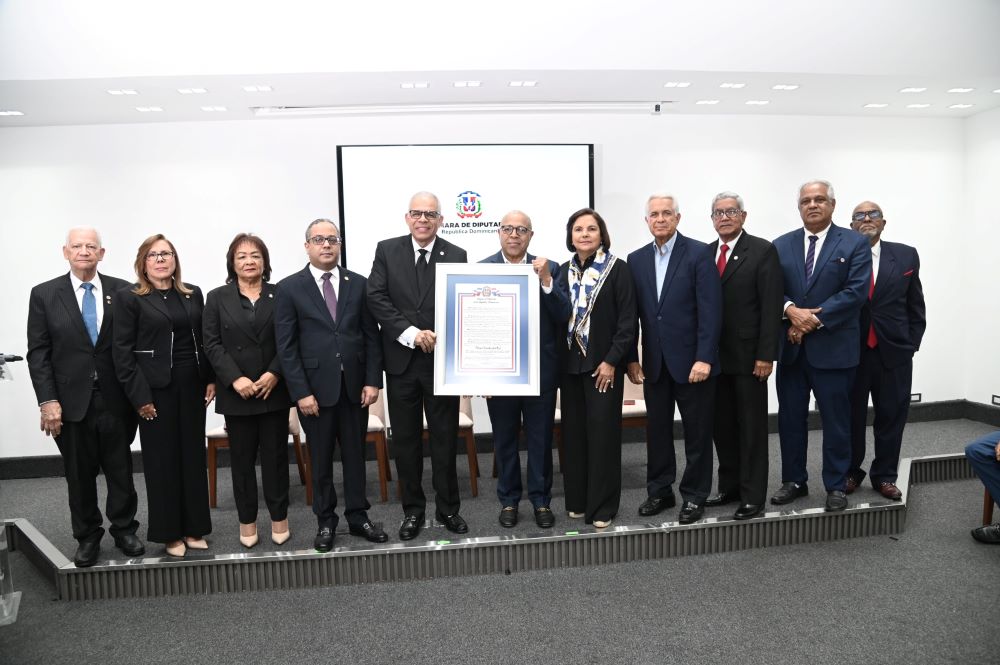 Cámara de Diputados entregó cinco reconocimientos a personalidades y entidades por sus aportes al desarrollo social del país