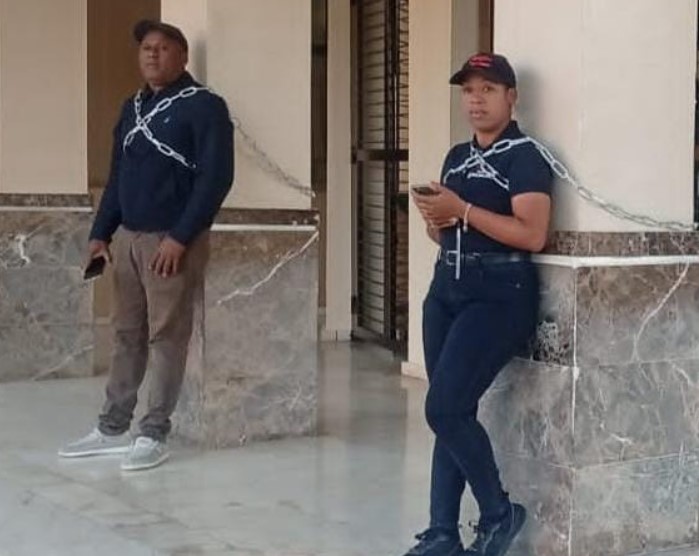 Empresario Puertoplateño se encadena en el Palacio de justicia en protesta por fraudes y falsificaciones para despojarlo de propiedad en el malecón.