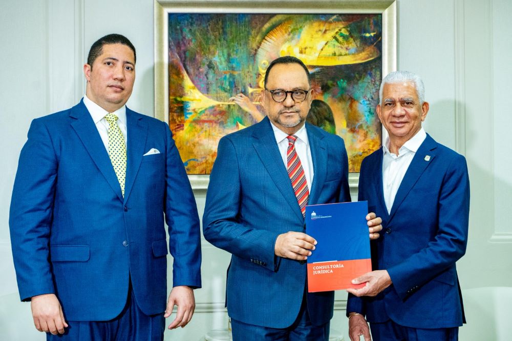 Consultor jurídico del Poder Ejecutivo entrega proyecto al presidente del Senado, Ricardo de los Santos