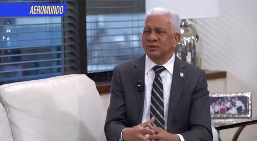 Ricardo de los Santos, presidente del Senado, mientras era entrevistado en Aeromundo