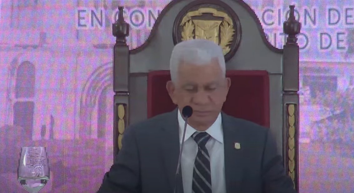 Presidente Ricardo de los Santos dirige la sesión
