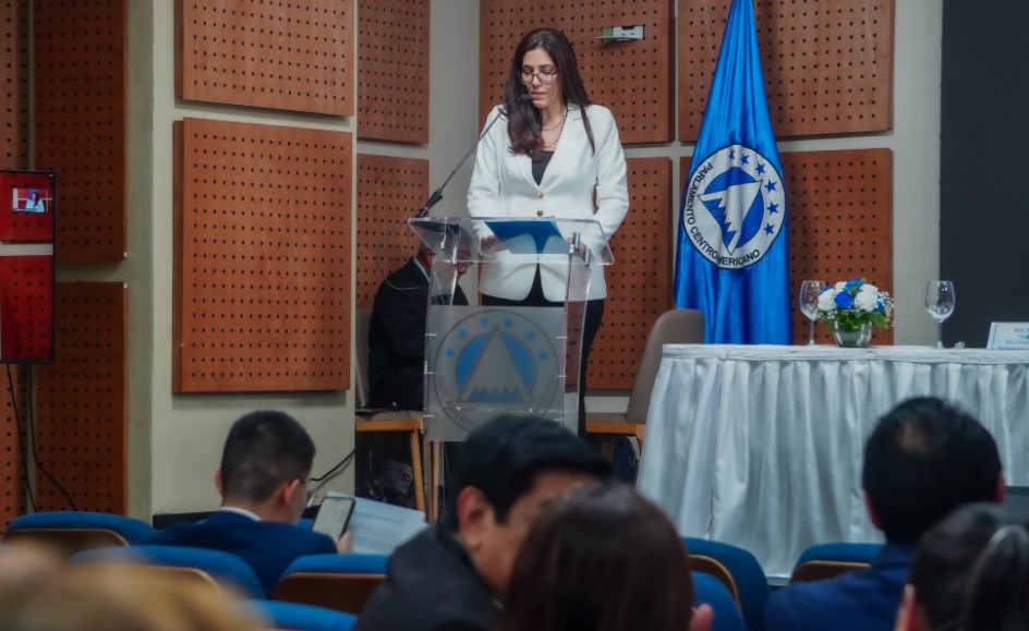 Diputada del Parlacen Krimilda Acosta presenta iniciativa para la tutela de niños huérfanos tras tragedia del Jet Set