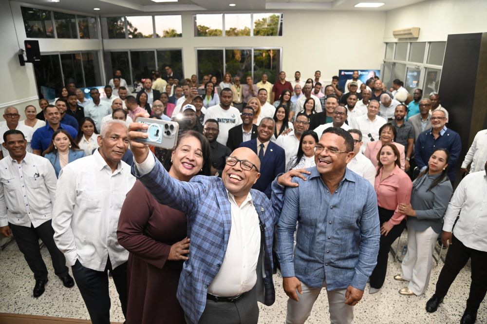Alfredo Pacheco se tira Serfi junto a  distintas personas