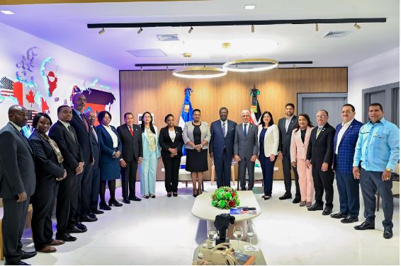 Presidente del Senado Ricardo de los Santops encabeza actividad con delegación de Kenia