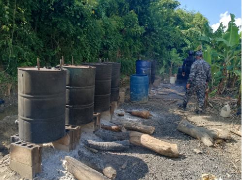 CECCOM desmantela fábrica clandestina de alcohol adulterado en Santiago y decomisa más de 9 mil litros no aptos para consumo