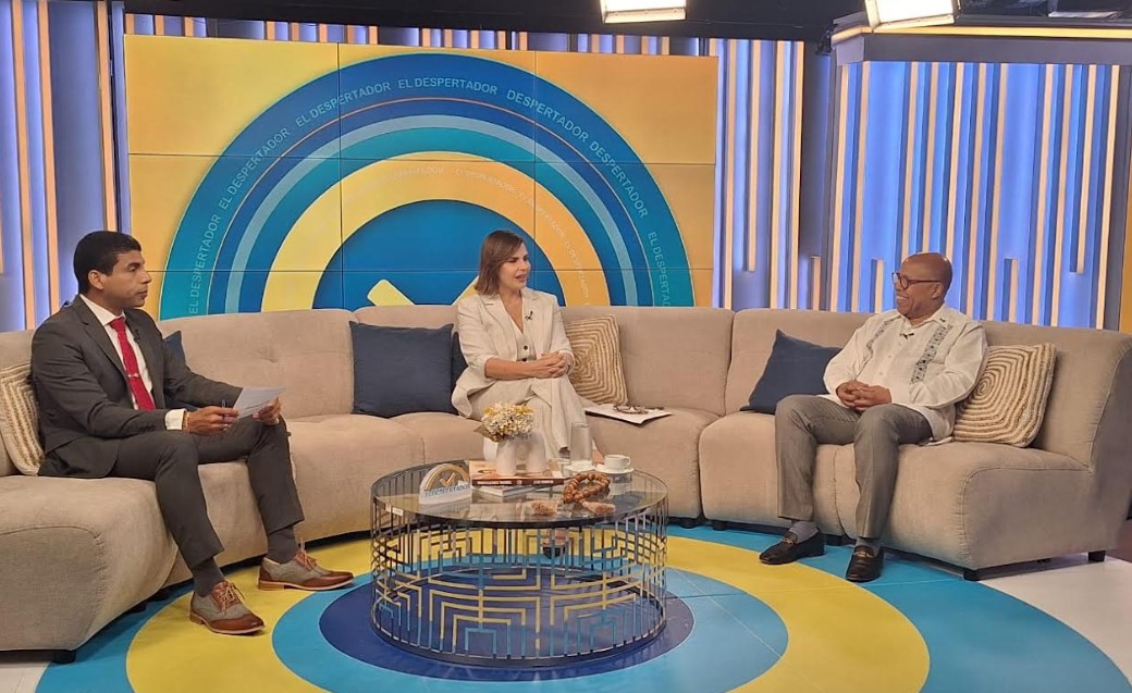 Alfredo Pacheco mientras era entrevistado por Esteban Delgado y Yolanda Martínez en el Despertador