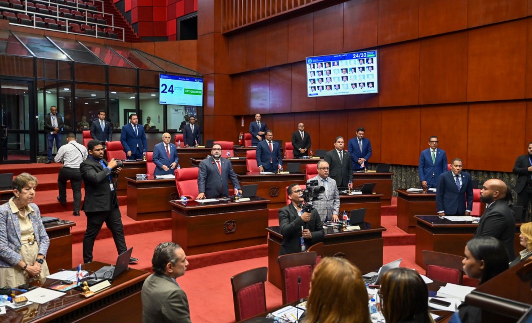 Pleno del Senado guarda una minuto de silencio