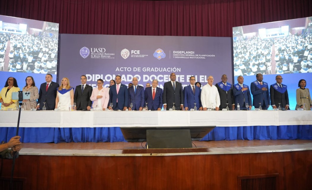Rector de la UASD destaca compromiso docente en graduación de 2,411 profesores del Diplomado en Enfoque por Competencias