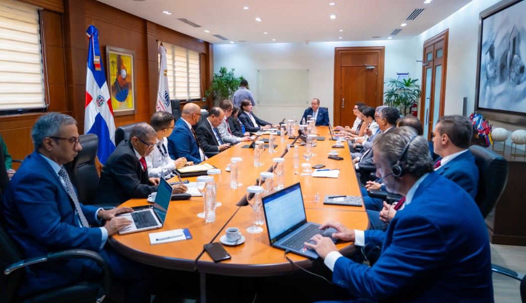 El ministro de Hacienda y Economía, Magín Díaz, recibió este lunes a la delegación del Fondo Monetario Internacional (FMI), que se encuentra en el país