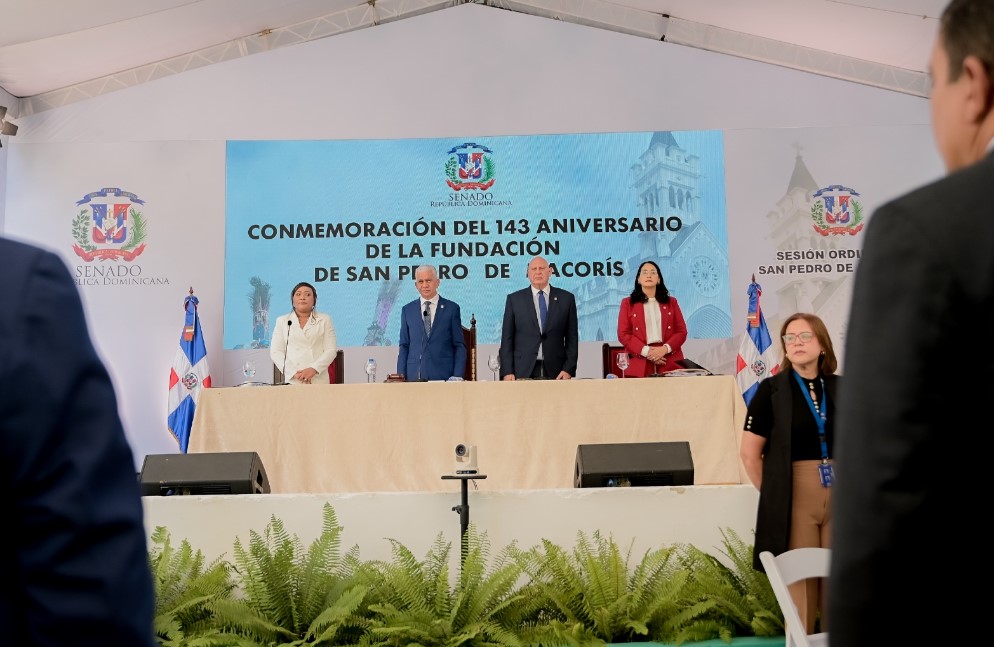 Bufete directivo del Senado en sesión en San Pedro de Macorís