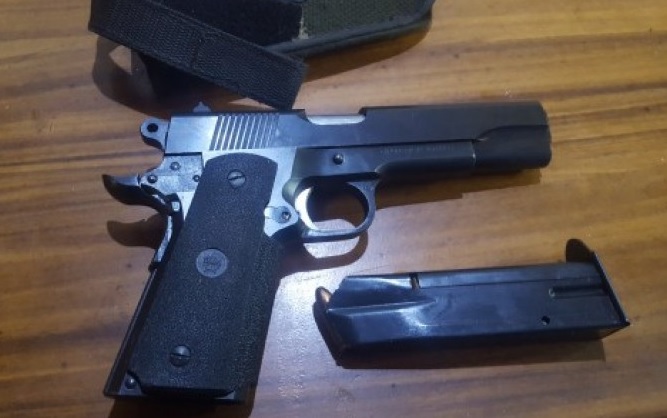 Apresan alumno en escuela de Brooklyn con armas de fuego cargada