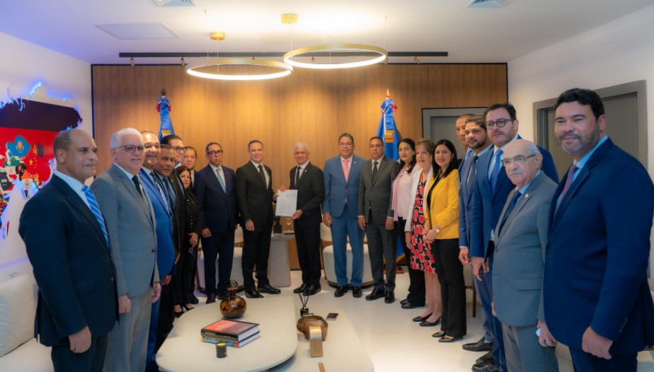 Presidente del Senado Ricardo de los Santos recibiendo anteproyecto de ley que actualiza Ley de Uso de Medios Digitales