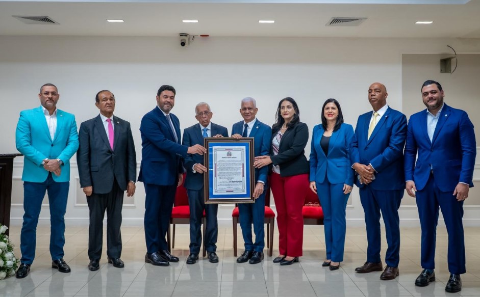 Senado reconoce al doctor José Garrido Calderón