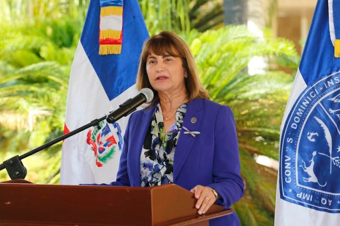 La vicerrectora de Extensión de la UASD, maestra Rosalía Sosa durante la ofrenda floral.